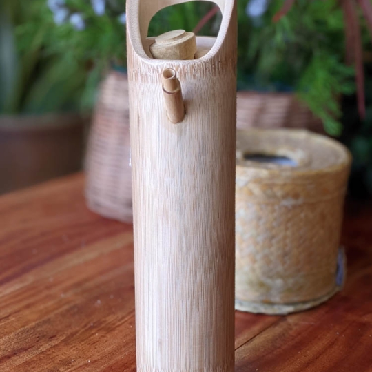 Bình đựng nước bằng tre