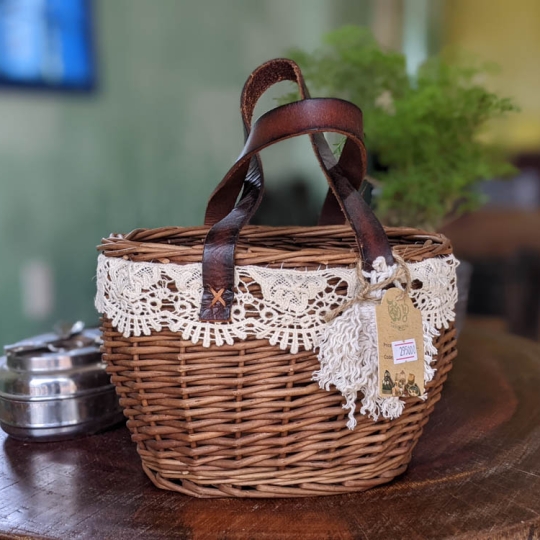 Giỏ mây điểm họa tiết ren